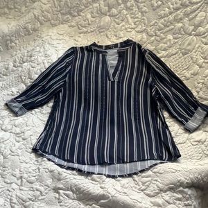 NWT Milk & Honey ladies v-neck top in size L